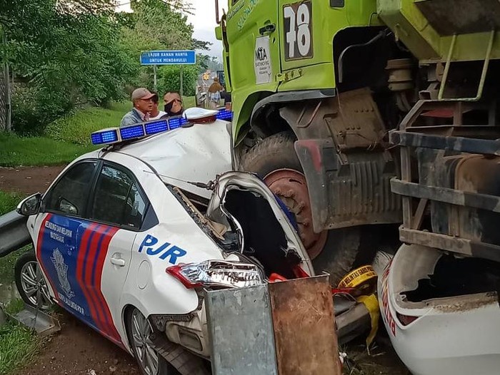 Mobil Polisi Ditabrak Truk di Banten