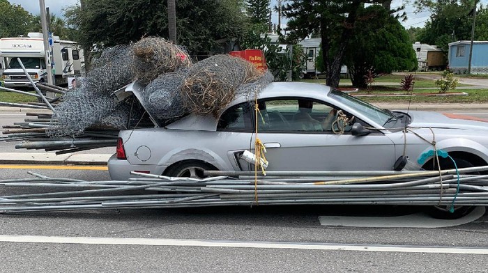 Ford Mustang dipakai untuk angkut material bangunan.