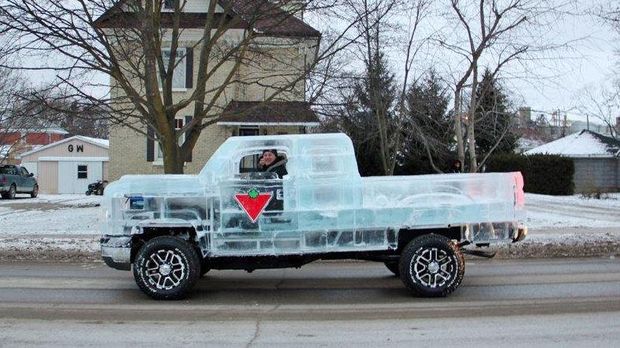 Mobil yang terbuat dari es ini dapat berfungsi dan legal di jalan.