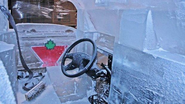 Mobil yang terbuat dari es ini dapat berfungsi dan legal di jalan.