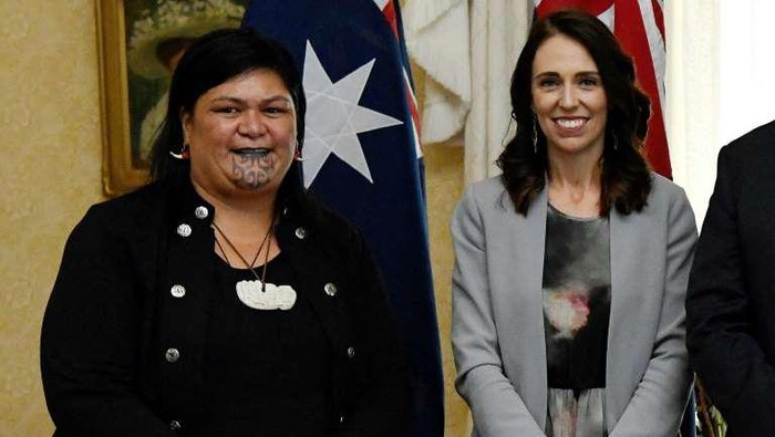 Nanaia Mahuta (kiri), yang memiliki moko kauae - tato suku Maori di dagu - diangkat menjadi menteri luar negeri oleh PM Jacinda Ardern (AFP)