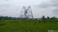 Fahrudin menjelaskan selain dirinya, ada juga petani lain yang mengalami syok akibat kejadian itu. Petani bernama Turyati (57) itu, kata Fahrudin, berada di lokasi yang lebih dekat dengan tower tersebut.