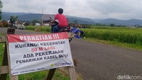 Beberapa petugas PLN maupun perusahaan penggarap pembangunan tower, juga berada di lokasi. Namun, saat dimintai konfirmasi oleh detikcom, mereka belum bersedia menjawabnya.