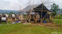 Dihubungi terpisah, Bupati Batang, Wihaji, menjelaskan peristiwa robohnya tower SUTET baru pertama kali terjadi di wilayahnya. Sebelumnya Wihaji juga telah menjelaskan tower tersebut roboh saat proses pemasangan kabel tower SUTET 136 transmisi 500 KV jaringan Batang-Ungaran. Berdasarkan informasi, peristiwa ini tak berpengaruh pada jaringan listrik. Penarikan kabel tersebut, kata Wihaji, dilakukan dari Tower 151 masuk Desa Dlisen, Kecamatan Limpung, Kabupaten Batang. Diduga pada saat penarikan kabel tersebut terjadi human error.