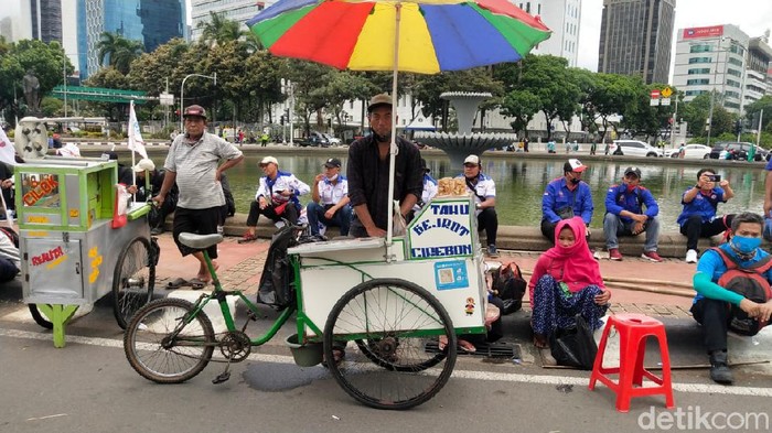 Pedagang di Tengah Demo