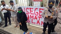 Pantauan detikcom, Senin (2/11/2020) siang, demonstran ini konvoi menaiki sepeda motor usai aksi di Gedung Sate dan Gedung DPRD. Setibanya di depan Gedung IFI, mereka langsung berkumpul. Sejumlah orator menyuarakan aspirasi dan menuntut Presiden Prancis Emmanuel Macron meminta maaf kepada seluruh umat Islam di dunia.