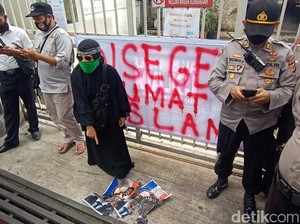 Video Institut Francais Indonesia di Bandung Disegel Pedemo