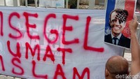 Selanjutnya demonstran menyegel kantor IFI Bandung. Sebuah spanduk bertuliskan DISEGEL UMAT ISLAM ini dipasang di gerbang kantor tersebut.