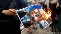 Bukan hanya itu, pedemo juga membakar poster bergambar wajah Macron.