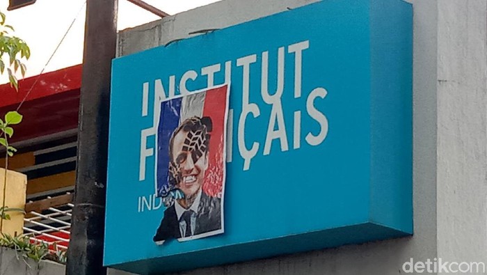 Massa 'Aksi Bela Islam' dan 'Bela Kehormatan Nabi Muhammad' menyegel kantor Institut Francais Indonesia (IFI) di Bandung. Berikut penampakannya.
