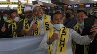 Sejumlah calon jamaah umrah berswafoto sebelum menaiki pesawat di Terminal 3 Bandara Soekarno Hatta, Tangerang, Banten, Minggu (1/11/2020).   
