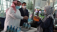 Duta besar Kerajaan Arab Saudi untuk Indonesia, Essam bin Abed Al-Thaqaf (kiri), memberikan cenderamata kepada jamaah umrah di Terminal 3 Bandara Soekarno Hatta, Tangerang, Banten, Minggu (1/11/2020).  
