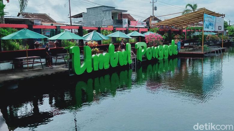 Pengelola umbul Ponggok melakukan sterilisasi. Pengelola umbul Ponggok melakukan sterilisasi.