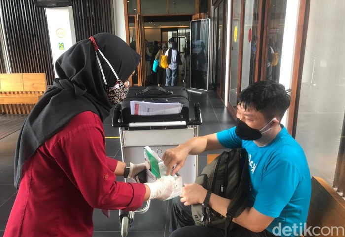 penumpang di bandara banyuwangi