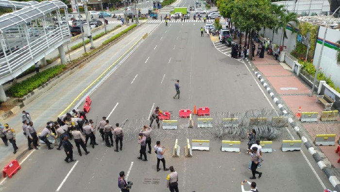 Penutupan arus lalu lintas di Jl MH Thamrin jelang demo di Kedubes Prancis.