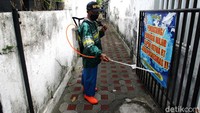 Penyemprotan cairan disinfektan ini dilakukan oleh Badan Penanggulangan Bencana Daerah (BPBD) Kota Yogyakarta.