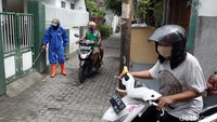 Penyemprotan dilaksanakan mengingat Kota Yogyakarta menerima lonjakan wisatawan dari luar kota saat libur panjang kemarin.
