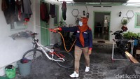 Penyemprotan dilaksanakan hingga masuk ke dalam halaman rumah dan gang-gang kampung.