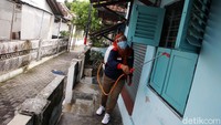 Petugas menyemprotkan cairan disinfektan di perkampungan padat penduduk kawasan Tukangan, Kota Yogyakarta, Yogyakarta, Senin (2/11/2020).