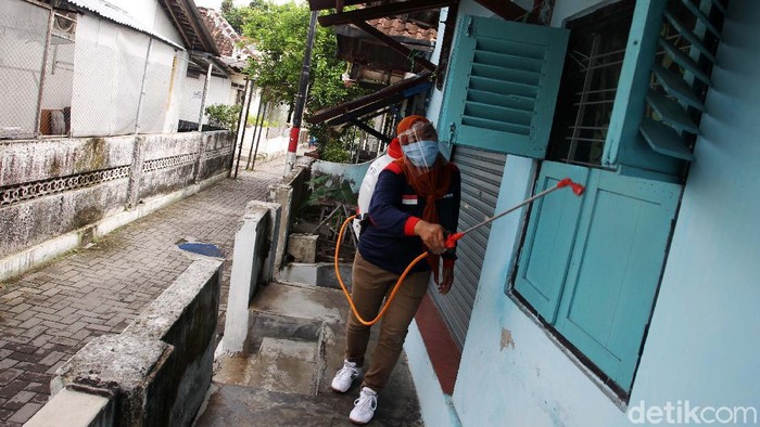 Penyemprotan Disinfektan di Yogyakarta Pasca Libur Panjang Penyemprotan disinfektan dilakukan di perkampungan padat penduduk kawasan Tukangan, Yogyakarta. Penyemprotan ini untuk mencegah penyebaran COVID-19.