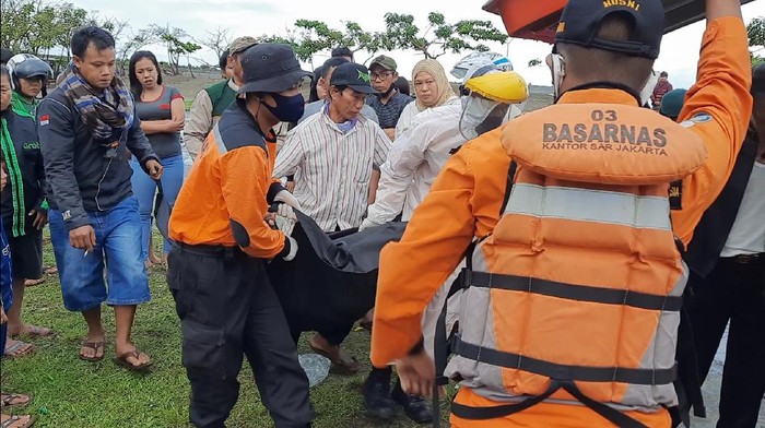 Petugas evakusi jasad korban yang terseret ombak di Pantai Batu Bintang, Sukabumi.