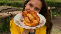 Sepiring pisang goreng jadi pilihan Pevita untuk camilan santai. Dari tatapan matanya sih terlihat kalau Pevita benar-benar suka camilan tradisional ini. Foto: Instagram pevpearce