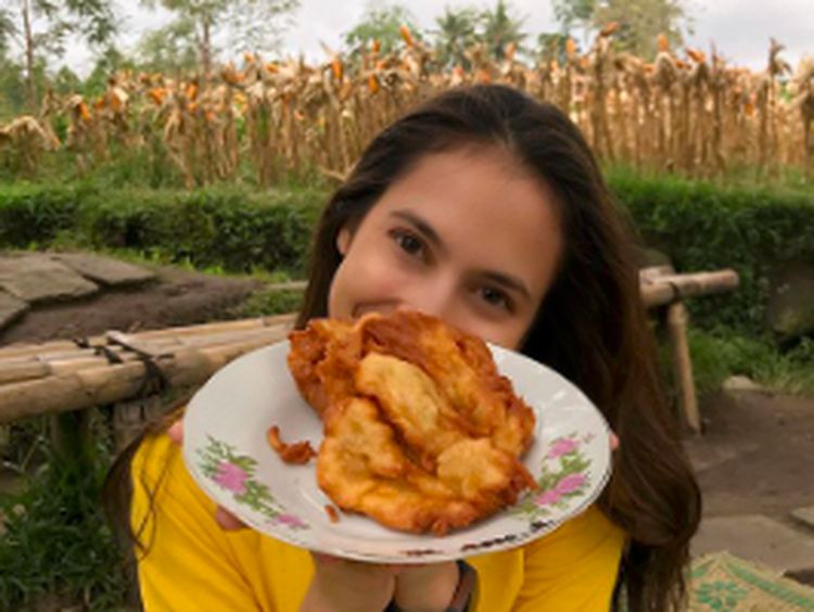 Senyum Manis Pevita Pearce Saat ke Pasar dan Cicip Makanan Jogja