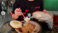 Tak melulu di restoran mewah, Pevita juga santap di rumah makan sederhana. Saat ke Jogja, ia memamerkan kuliner-kuliner favoritnya. Foto: Instagram pevpearce