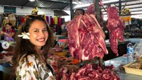 Pemain film 5 Cm ini bahkan foto-foto di depan gantungan daging segar di pasar. Senyumnya manis banget ya! Foto: Instagram pevpearce