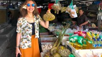 Pemilik lebih dari 13 juta followers Instagram ini tak ragu main ke pasar tradisional. Sebelum pandemi Covid-19, Pevita tampak senang belanja ke pasar. Foto: Instagram pevpearce