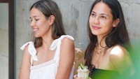 Aktris blasteran Inggris ini sedang habiskan waktu bersama sang sahabat. Ia ditemani segelas minuman segar di tangannya. Foto: Instagram pevpearce