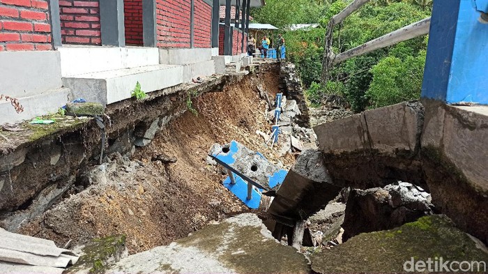 Plengsengan sepanjang 25 meter dengan ketinggian 8 meter, yang berada di kawasan wisata Gua Lawa Trenggalek ambrol. Akibatnya, sejumlah lapak pedagang kini kondisinya khawatirkan.