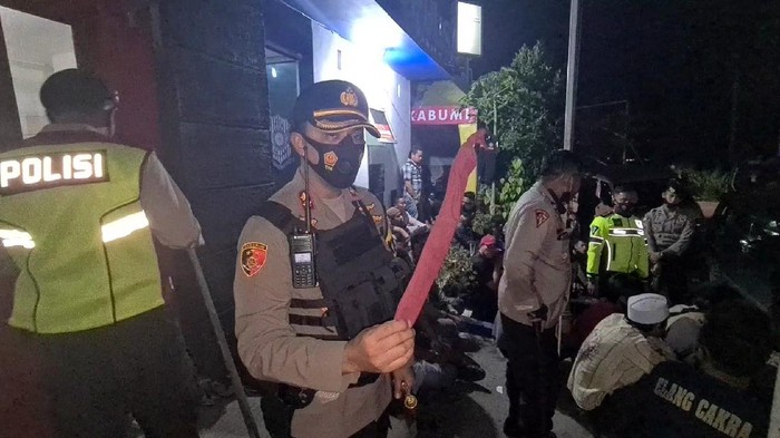 Kapolres Sukabumi AKBP Lukman Syarif menunjukkan salah satu senjata tajam hasil operasi perbatasan pascabentrok dua ormas.