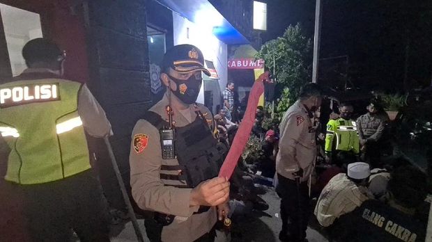 Kapolres Sukabumi AKBP Lukman Syarif menunjukkan salah satu senjata tajam hasil operasi perbatasan pascabentrok dua ormas.