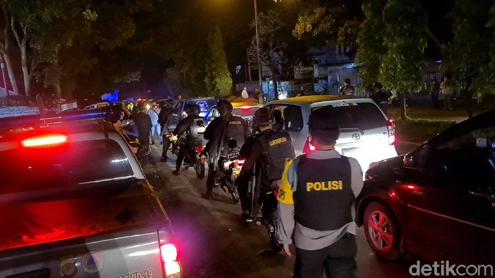 Polisi lakukan penyekatan guna mencegah bentrok susulan antara dua ormas di Sukabumi.
