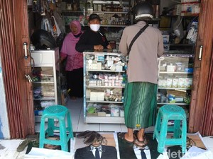 Toko Listrik di Kuningan Jadikan Poster Macron Sebagai Keset