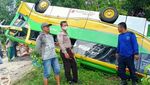 Potret Bus Terbalik di Solok Sumbar