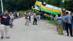 Potret Bus Terbalik di Solok Sumbar