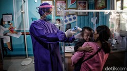 Di tengah pandemi, petugas kesehatan tingkat Puskesmas Kecamatan Cilincing ini tetap melayani warga dengan maksimal dan penuh semangat. Begini potretnya.