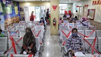 Sementara untuk pelayanan kesehatan lainnya tetap dilakukan dengan normal dan mematuhi protokol kesehatan dengan baik, seperti jaga jarak.