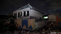 Warga yang terdampak penggusuran tersebut pun mendapatkan kompensasi.