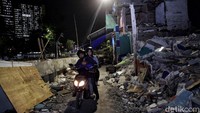 Sejumlah warga melintas di area sekitar kawasan permukiman yang terdampak penggusuran di Kemayoran, Jakarta Pusat.
