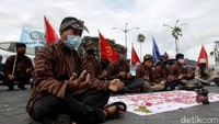 Aksi itu digelar sebagai bentuk kekecewaan para buruh atas penetapan kenaikan Upah Minimum Provinsi (UMP) Yogyakarta yang kurang dari 4 persen pada tahun 2021.