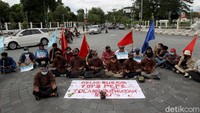 Pantauan detikcom, tampak beberapa orang dengan mengenakan pakaian adat Jawa duduk bersila sembari menghadap sebuah spanduk bertuliskan gelar budaya topo pepe tolak upah murah 2021 di Titik Nol Kilometer Yogyakarta. Tampak pula salah seorang peserta menaburkan bunga dan membakar kemenyan di atas spanduk tersebut.