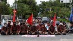 Protes Kenaikan UMP, Buruh di Yogyakarta Gelar Aksi Teatrikal