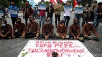 Sejumlah massa buruh menggelar aksi demo melalui gelar budaya Topo Pepe di kawasan Titik Nol Kilometer Yogyakarta, Senin (2/11/2020).