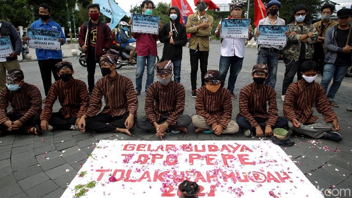 Protes Kenaikan UMP, Buruh di Yogyakarta Gelar Aksi Teatrikal Kenaikan UMP di Yogyakarta yang kurang dari 4 persen pada tahun 2021 membuat buruh kecewa. Aksi teatrikal pun digelar sejumlah buruh terkait kenaikan UMP itu.