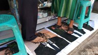 Terdapat empat buah poster yang diletakan di lantai toko listrik milik Karyo di Jl Jenderal Sudirman, Kelurahan Awirarangan, Kecamatan Kuningan.