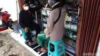 Karyo mengaku sengaja memasang poster Macron sebagai bentuk protes dan kecaman karena dianggap telah menghina Nabi Muhammad SAW.