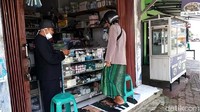 Poster-poster Macron sendiri sudah terpasang sejak lima hari lalu. Ia memastikan akan terus memasang poster tersebut sampai Macron menyampaikan permohonan maaf secara terbuka.